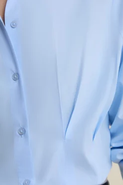 Chemise cintrée à plis plats
