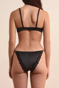 Culotte satinée avec détails dentelle