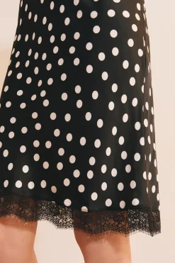 Jupe courte satinée à pois détails dentelle