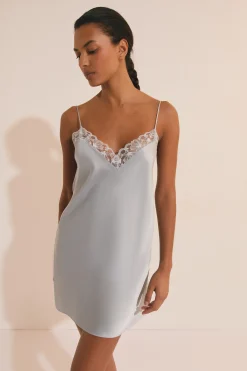 Nuisette de pyjama satinée avec détail en dentelle