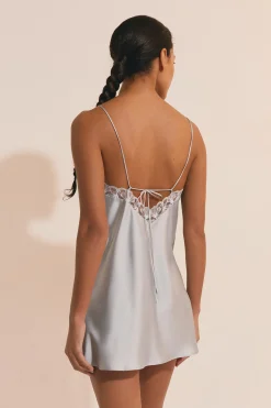 Nuisette de pyjama satinée avec détail en dentelle