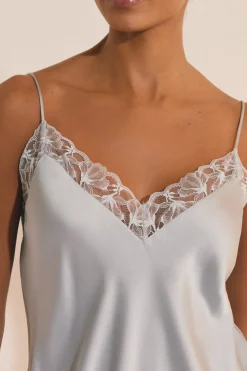 Nuisette de pyjama satinée avec détail en dentelle