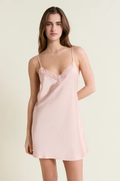 Nuisette satinée avec détails dentelle