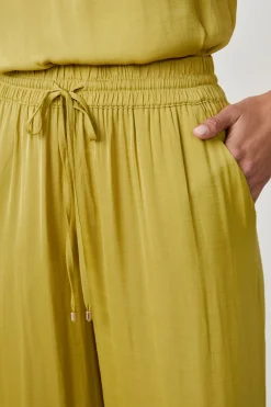 Pantalon satiné coupe large