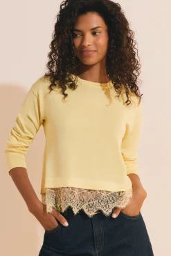 Pull avec coton et détails dentelle