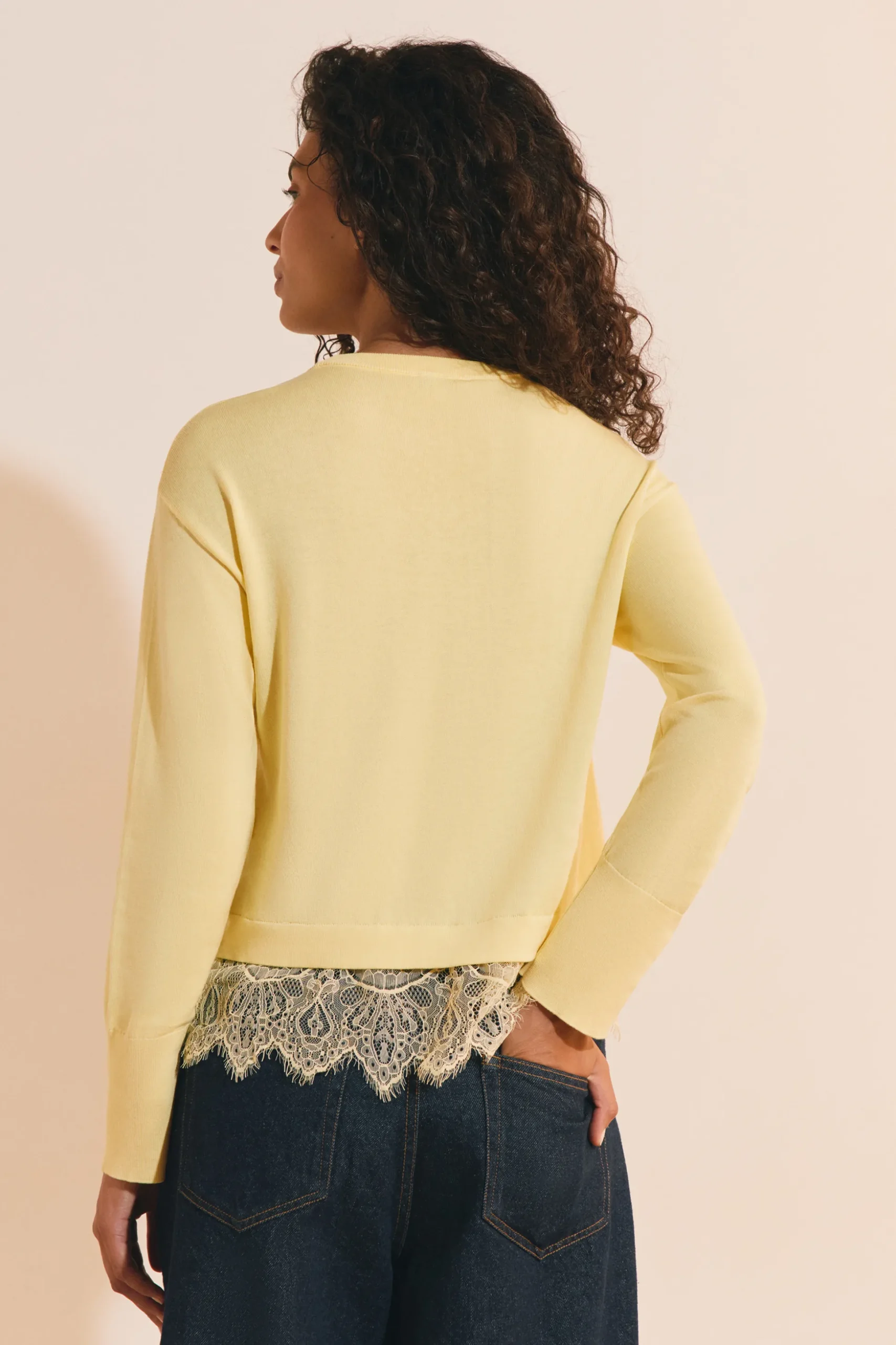 Pull avec coton et détails dentelle