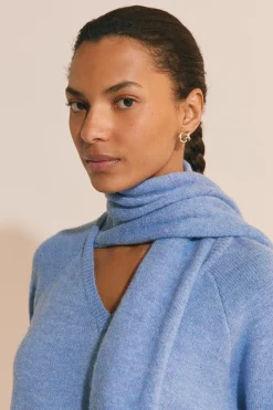 Pull col V avec écharpe intégrée