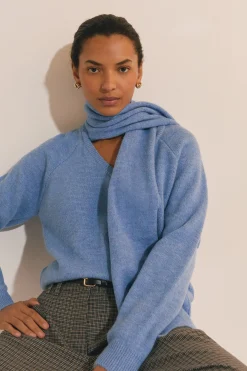 Pull col V avec écharpe intégrée