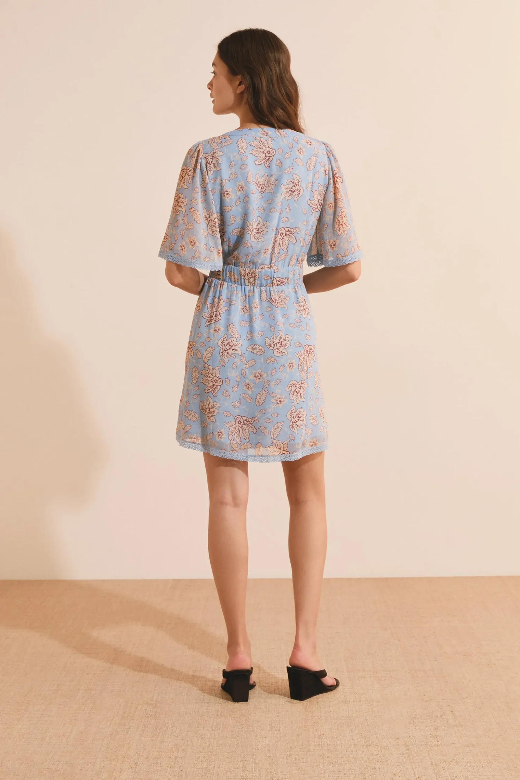 Robe courte col v à motifs