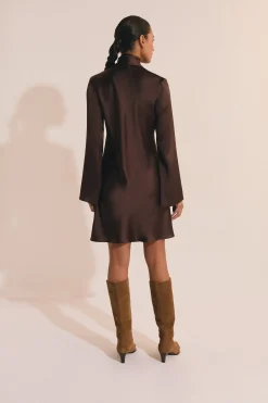 Robe courte satinée