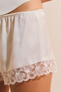 Short de pyjama satiné avec détail en dentelle