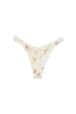 String avec dentelle