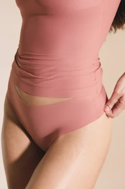 String high leg effet lissant en microfibre